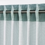 Dekorativa gardiner med ett subtilt mönster i en mjuk blågrön färg, med en fliktopp för upphängning. De släpper igenom ljus samtidigt som de ger avskildhet.