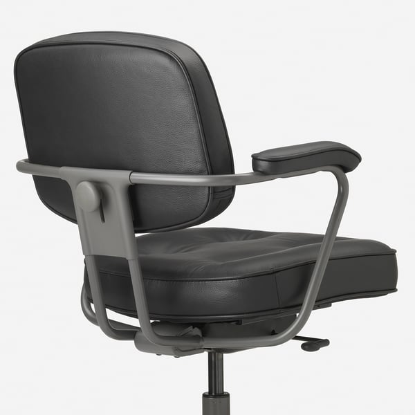 Svart kontorsstol med ergonomisk design, vadderade armstöd och justerbar.