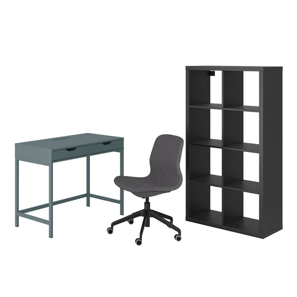 Set: grönt skrivbord, grå stol, svart hylla. Modern, funktionell arbetsplats.