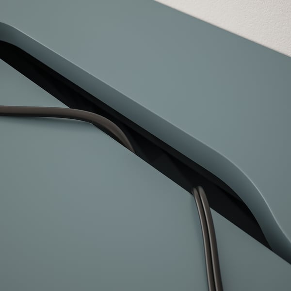 Närbild av moderna möbler med elegant design och inbyggd kabelhantering, som visar organiserade kablar.