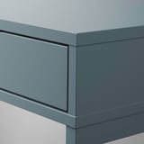Närbild på elegant, modern, mörkgrå låda med rena kanter och slät finish.