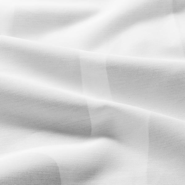 Eleganta vita gardiner med subtilt geometriskt mönster, mjuk textur, som erbjuder avskildhet och ljusfiltrering.