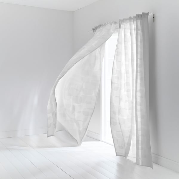 APELSTÄVMAL - vita gardiner med subtilt mönster, mjukt fall, tillverkat av återvunnen polyester, täcker stort fönster.