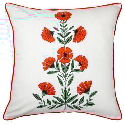Den här fyrkantiga prydnadskudden har en vit bas med orange blommor och gröna blad, kantade av rött. Den är gjord av bomull och polyester.