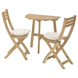 Utomhusbord i trä och två stolar, beige kuddar, naturlig finish.