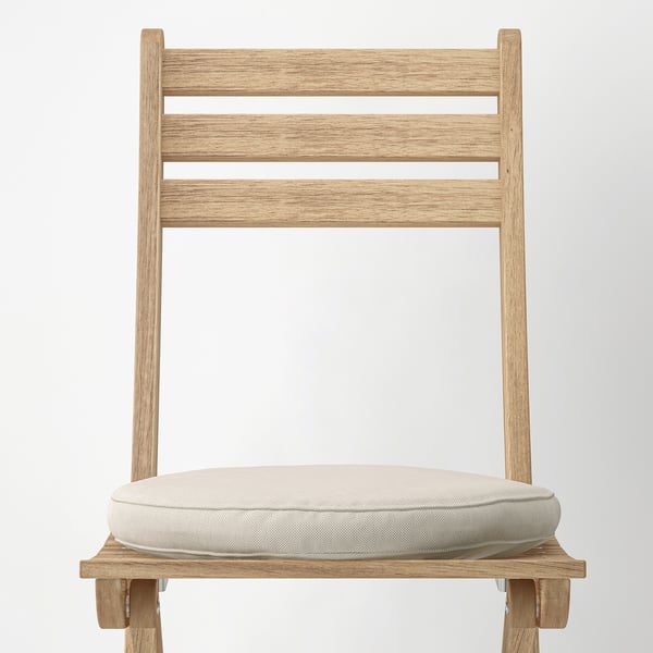 En ljus utomhusstol i trä med en vadderad sits, med en enkel och robust design.