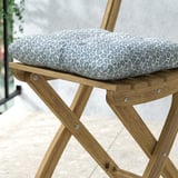 Utomhusstol i trä med mönstrad dyna; robust, hopfällbar design, akaciaträ; Vändbar dyna, 100% återvunnen polyester.