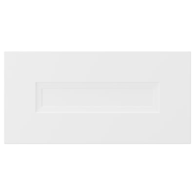 En vit, slät, rektangulär köksskåpsfront med infälld paneldesign. Den är gjord av fiberplatta och mjuka linjer för ett modernt utseende.