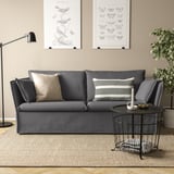 Modern grå BACKSÄLEN soffa med avtagbar klädsel i mysigt vardagsrum. Accentuerad med kuddar, sidobord, konst, lampa och växt.
