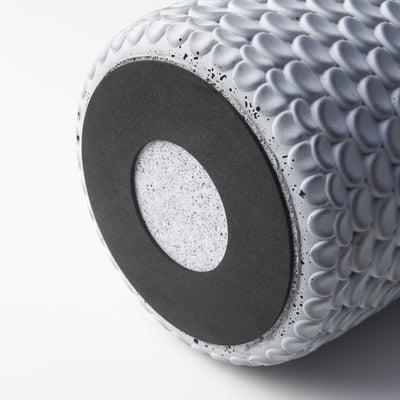 Närbild av modern betongplantering med texturerad yta och filtbotten.