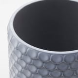 Cylindrisk betongkruka med strukturerad, vågig kant. Slät, matt finish. Ljusgrå färg.