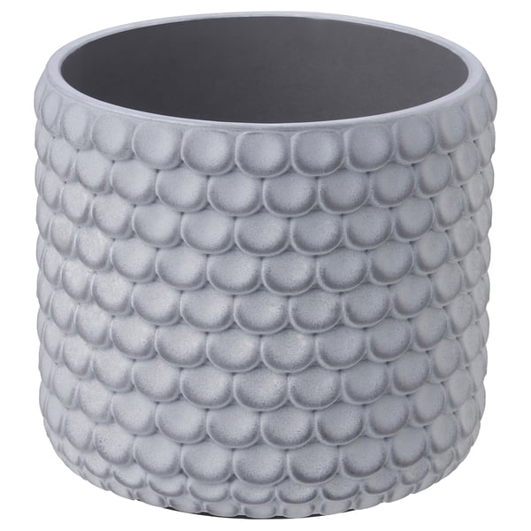 Rund, grå betongplantering med texturerad skaldesign, platt botten.