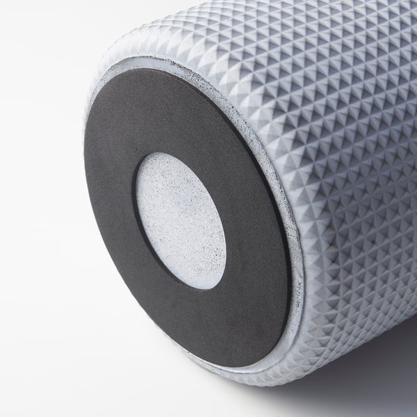 Cylindrisk betongkruka med textur och filtkuddar