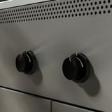 Närbild på BÅTSKÄR grillars kontrollknappar, snygg design, kvalitetsstål.