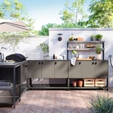 Utekök med BÅTSKÄR grå enheter, svart grill, diskho och hyllor. Modern design med gott om förvaring.