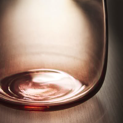 BERÄKNA rosa glasvas. Rund form med klar topp, tonad botten. Dekorativ design lämplig för heminredning.