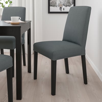 Modern matservering: grå BERGMUND stolar med träben. Bekväma, täckta säten, matchande mörkt bord. Perfekt för mysiga måltider.