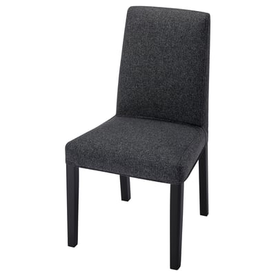 En modern grå klädd stol vid namn BERGMUND med en slank design, hög rygg och träben.