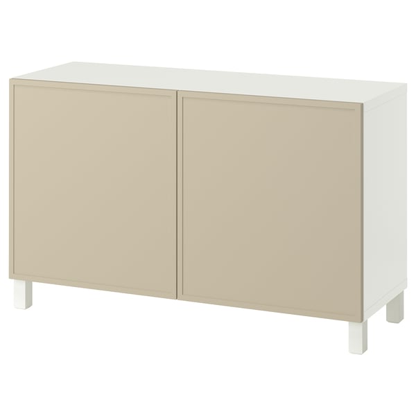 Ett vitt BESTÅ-sideboard med beige dörrar, rektangulär form och träben.