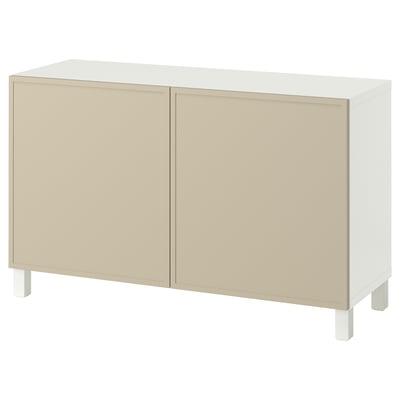 Ett vitt BESTÅ-sideboard med beige dörrar, rektangulär form och träben.