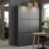 Modernt mörkgrått BESTÅ-skåp i rummet. Hög, fyrkantig förvaring med detaljer i trä. Ren, minimalistisk design.