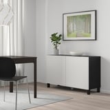 Minimalistiskt vardagsrum med BESTÅ svart & vitt sideboard.