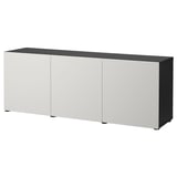 Ett vitt BESTÅ-sideboard med rektangulär form och svarta ben. Den justerbara hyllorna bakom dörrar för mångsidig förvaring.