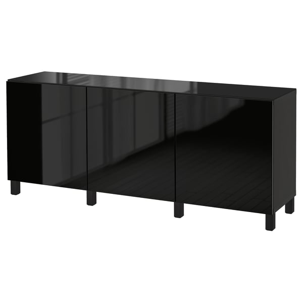 Svart förvaring BESTÅ: elegant design, skiva i blankt glas, tre dörrar, robusta träben, modern estetik.