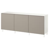 En ikea BESTÅ sideboard i beige med vita ben. Den här förvaringsmöbeln har tre breda sektioner med minimalistiska handtag och en elegant, rektangulär design.