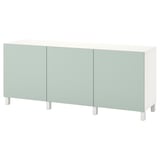 Sideboard BESTÅ i vit med tre ljusgröna skåpdörrar. Den har en modern design med fyrkantiga ben och justerbara gångjärn.
