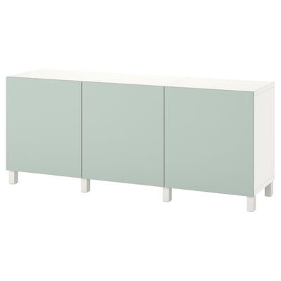 Sideboard BESTÅ i vit med tre ljusgröna skåpdörrar. Den har en modern design med fyrkantiga ben och justerbara gångjärn.
