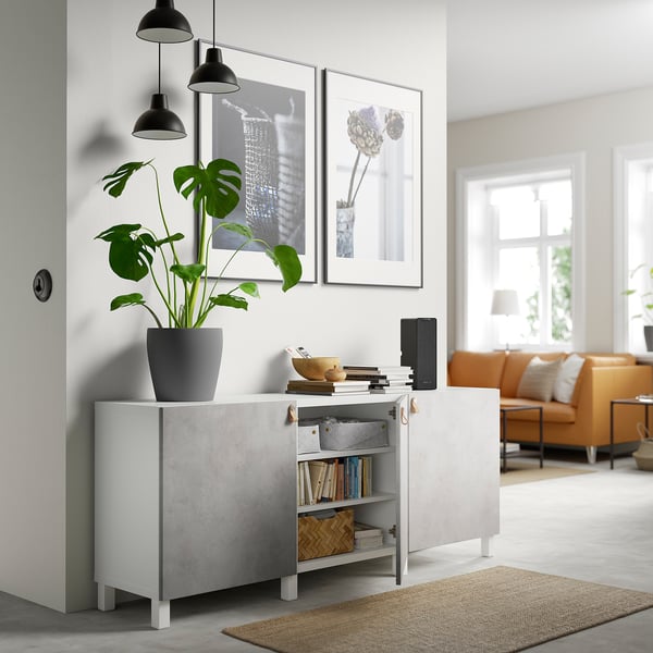 Modernt vardagsrum med förvaring BESTÅ, växt, orange soffa.