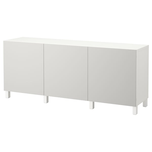 Den här bilden är ett benvitt BESTÅ-sideboard med tre dörrar på vit botten. De moderna möblerna har rektangulära ben och enkla designlinjer.