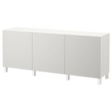 Den här bilden är ett benvitt BESTÅ-sideboard med tre dörrar på vit botten. De moderna möblerna har rektangulära ben och enkla designlinjer.