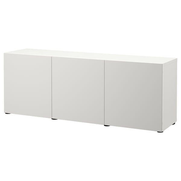 Vitt BESTÅ sideboard med tre dörrar.