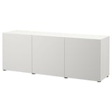 Vitt BESTÅ sideboard med tre dörrar.