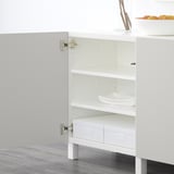 Vitt BESTÅ sideboard, flyttbara hyllplan med skål och apelsiner, soft-close gångjärn.