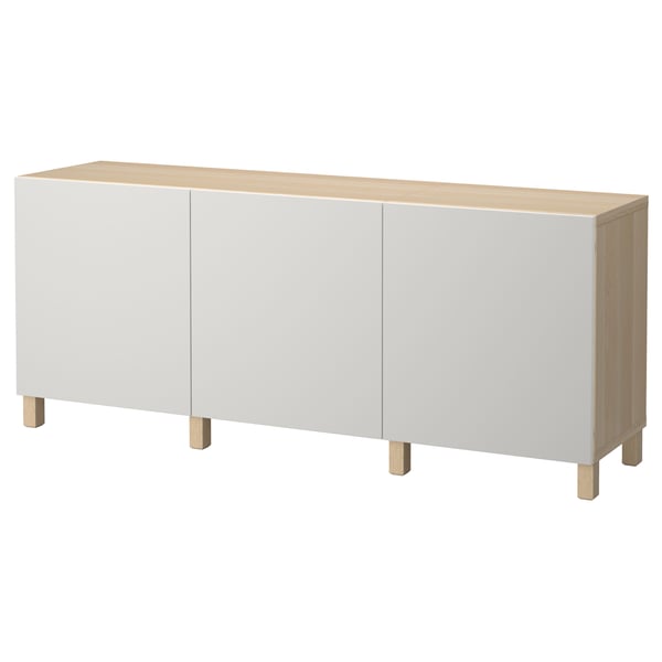 Skänk i vitt och trä med tre dörrar och fyrkantiga ben.