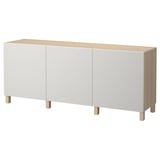 Skänk i vitt och trä med tre dörrar och fyrkantiga ben.