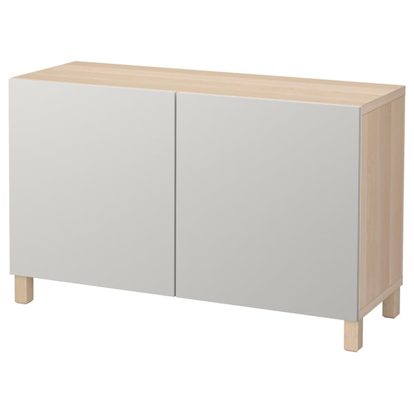 Ljust trä & vitt sideboard med 2 dörrskåp och fyrkantiga ben.
