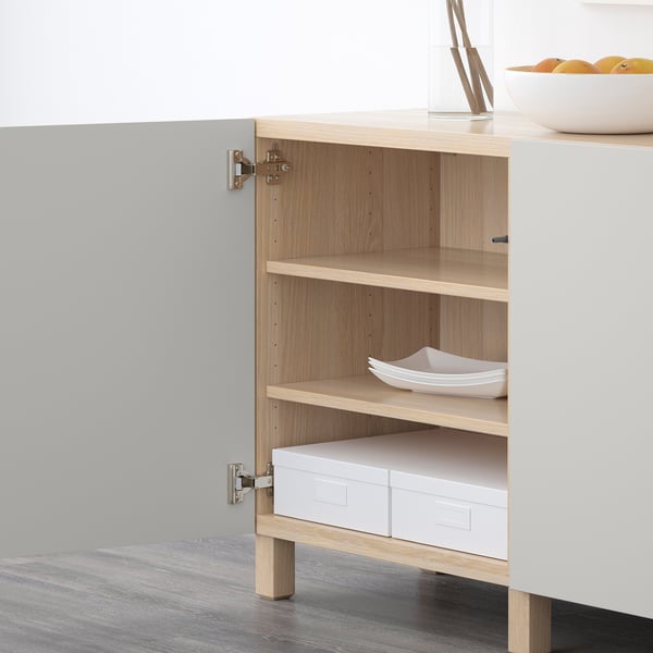 Träskåp med 3 hyllplan: 2 lådor, skål, tom topp.