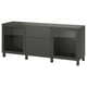 En ikea BESTÅ svart sideboard med glasdörrar och lådor. Det är rektangulärt, modernt och funktionellt.