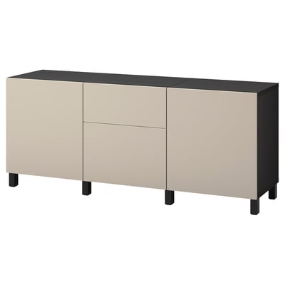 Ett beige och svart BESTÅ-sideboard med justerbara hyllplan och lådor, med en modern design med träben.