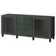 Variant: Ett grönt BESTÅ-sideboard med glasdörrar och en blank finish. Den är rektangulär med svarta ben.