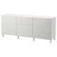 Vitt BESTÅ sideboard med modern design, fyra ben, två dörrar, två lådor och justerbara hyllplan.