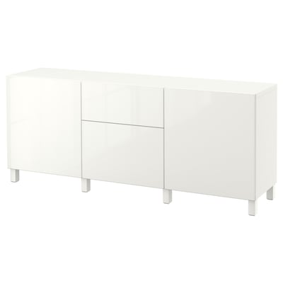 Ett vitt BESTÅ-sideboard med två dörrar och lådor, elegant design, modernt utseende och metallben.