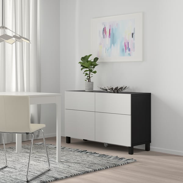 Modern BESTÅ sideboard med skrivbord, växt, skål, konst.