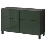 Ett mörkgrönt, rektangulärt BESTÅ-sideboard med fyra dörrar som ger gott om förvaring.