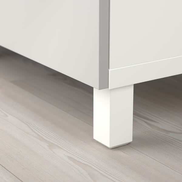 Vitt modernt möbelben. Robust, elegant design på trägolv.