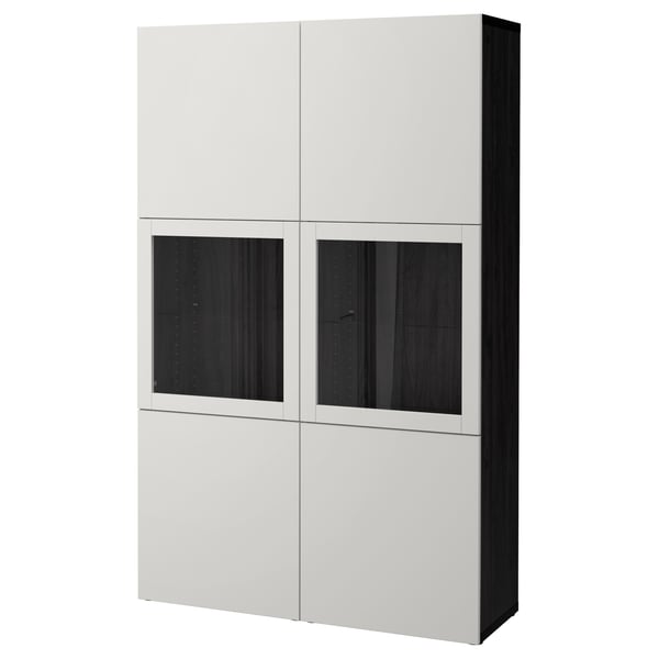 Ett ikea BESTÅ förvaringsskåp i vitt med glasdörrar som erbjuder en modern design med gott om förvaring.
